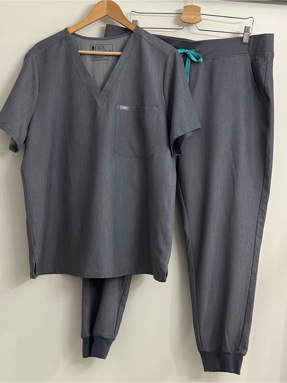 FIGS Technical Collection Scrub Set XXL Gray V-Neck Top Jogger Pant